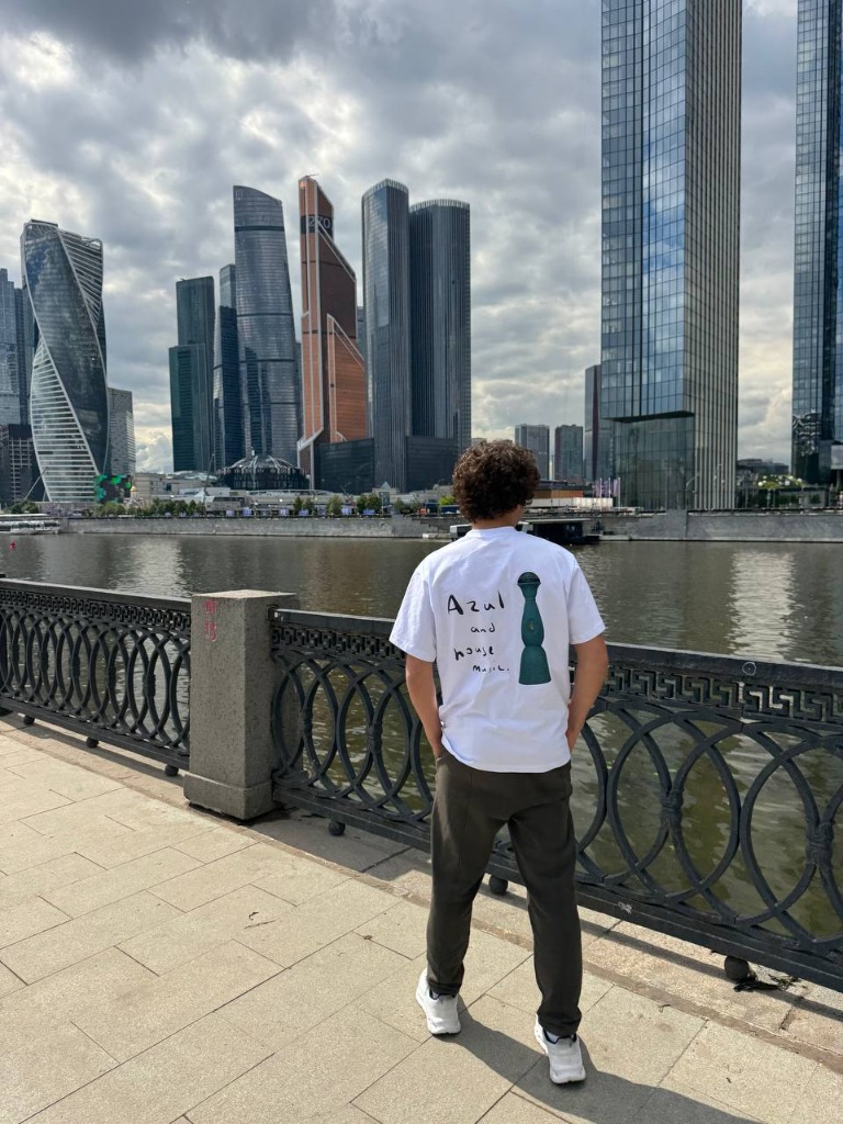 Белая футболка Azul T-Shirt на фоне Москва-Сити